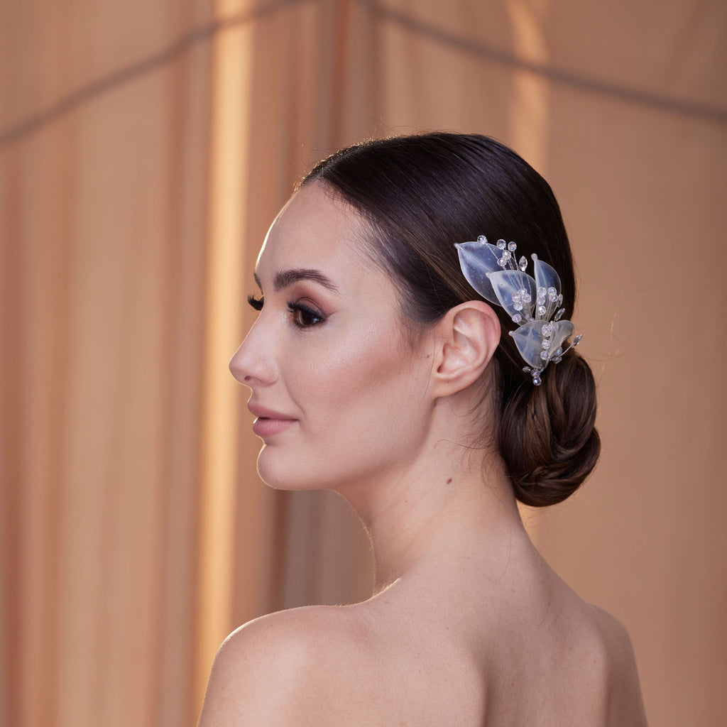 Elegant Resin Leaf and Crystal Beaded Headpiece