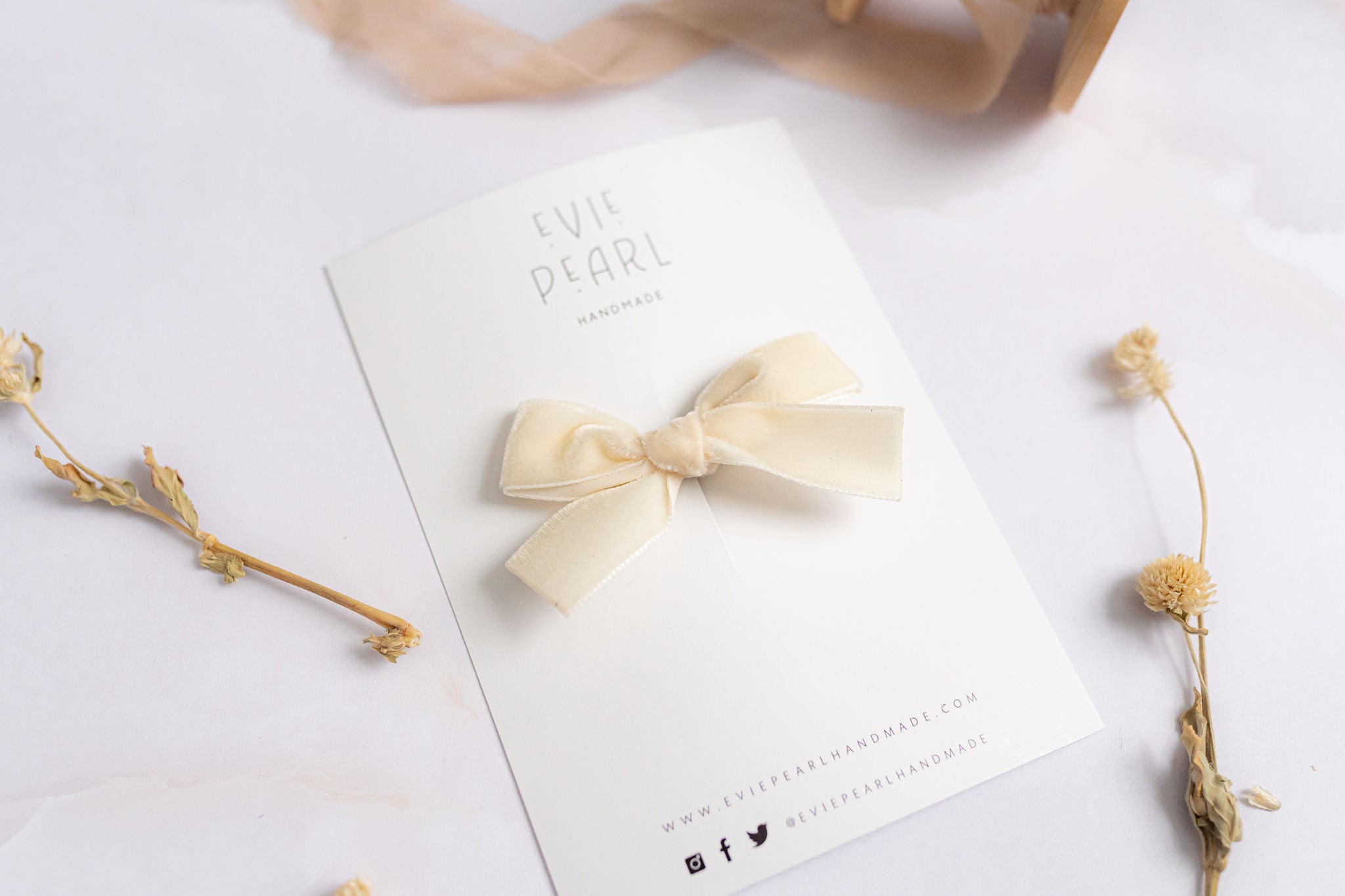 Classic Mini Velvet-Cream Alligator Clip